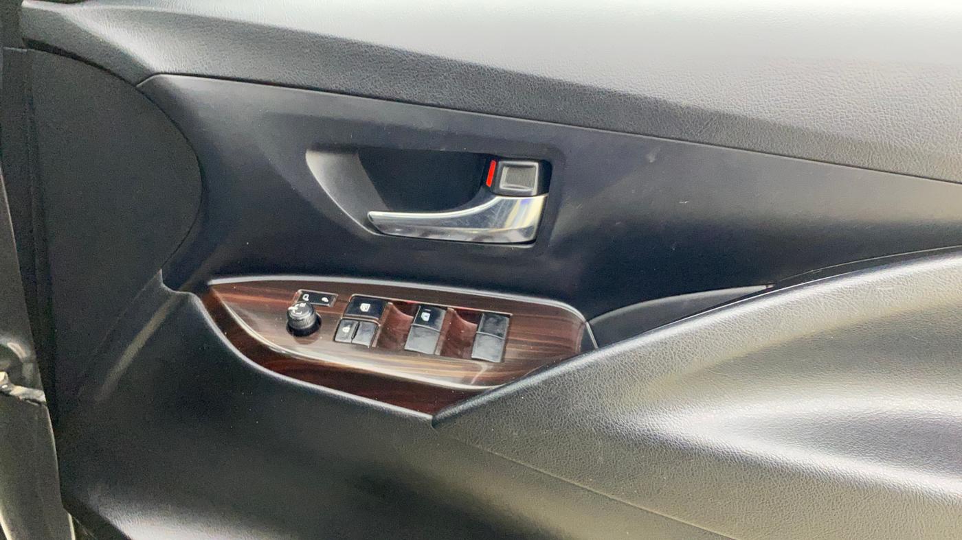 2018 Toyota Innova Crysta 2.4 GX 8 STR, Diesel, Manual, 1,06,885 km, Driver Side Door Panels Control