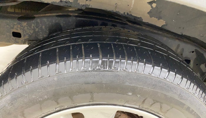 2018 Toyota Innova Crysta 2.4 GX 8 STR, Diesel, Manual, 1,06,871 km, Right Rear Tyre Tread