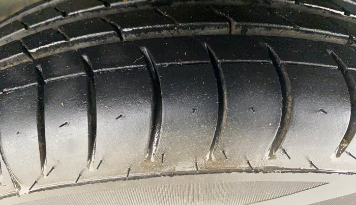 2021 Maruti Alto VXI PLUS, Petrol, Manual, 34,320 km, Left Front Tyre Tread