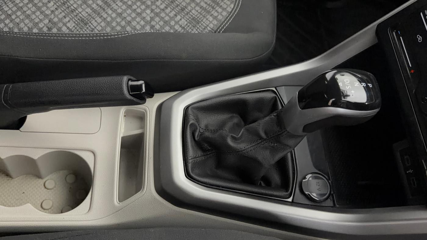 2024 Volkswagen TAIGUN HIGHLINE 1.0 TSI AT, Petrol, Automatic, 35,344 km, Gear Lever