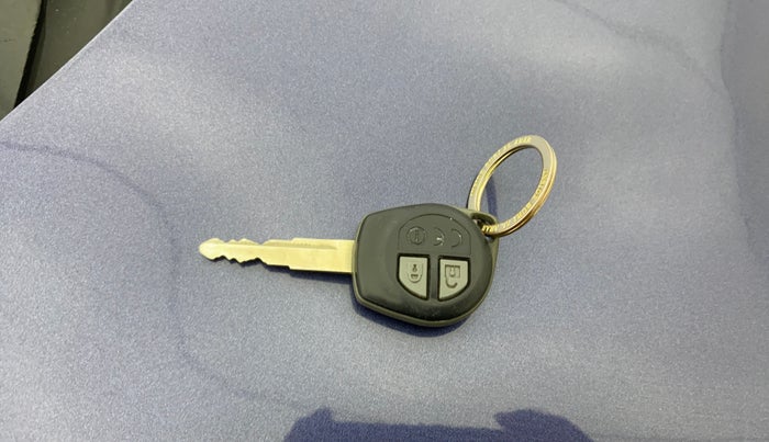2018 Maruti Dzire VXI AMT, CNG, Automatic, 94,703 km, Key Close Up