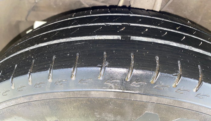 2018 Maruti Dzire VXI AMT, CNG, Automatic, 94,703 km, Left Front Tyre Tread