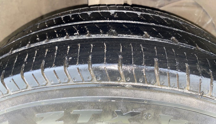 2018 Maruti Dzire VXI AMT, CNG, Automatic, 94,703 km, Right Front Tyre Tread