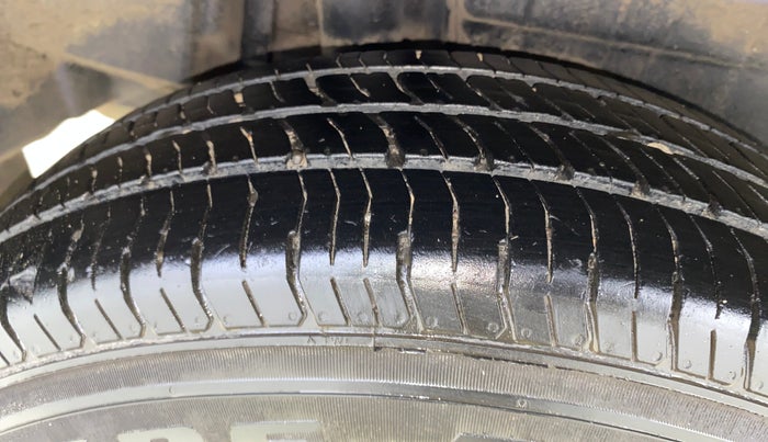 2018 Maruti Dzire VXI AMT, CNG, Automatic, 94,703 km, Right Rear Tyre Tread