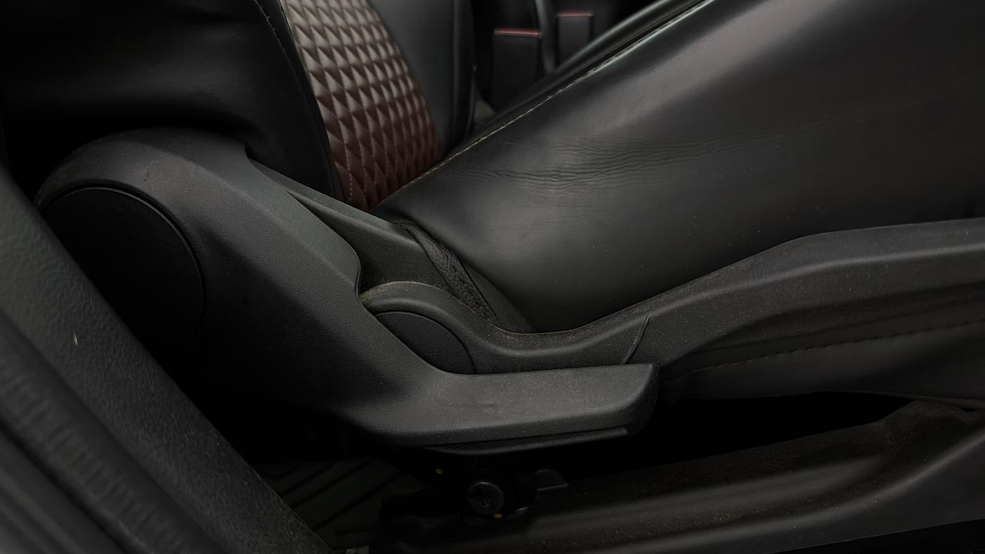 2023 Maruti Grand Vitara ZETA SMART HYBRID, Petrol, Manual, 11,403 km, Driver Side Adjustment Panel