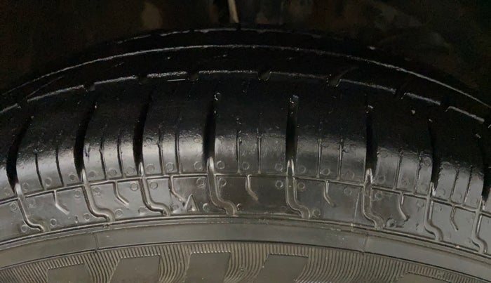 2020 Maruti Swift VXI AMT, Petrol, Automatic, 43,040 km, Right Front Tyre Tread