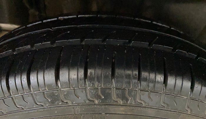 2020 Maruti Swift VXI AMT, Petrol, Automatic, 43,040 km, Right Rear Tyre Tread