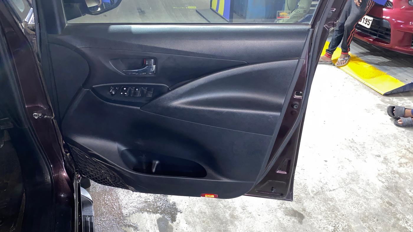 2018 Toyota Innova Crysta 2.4 GX 8 STR, Diesel, Manual, 28,379 km, Driver Side Door Panels Control