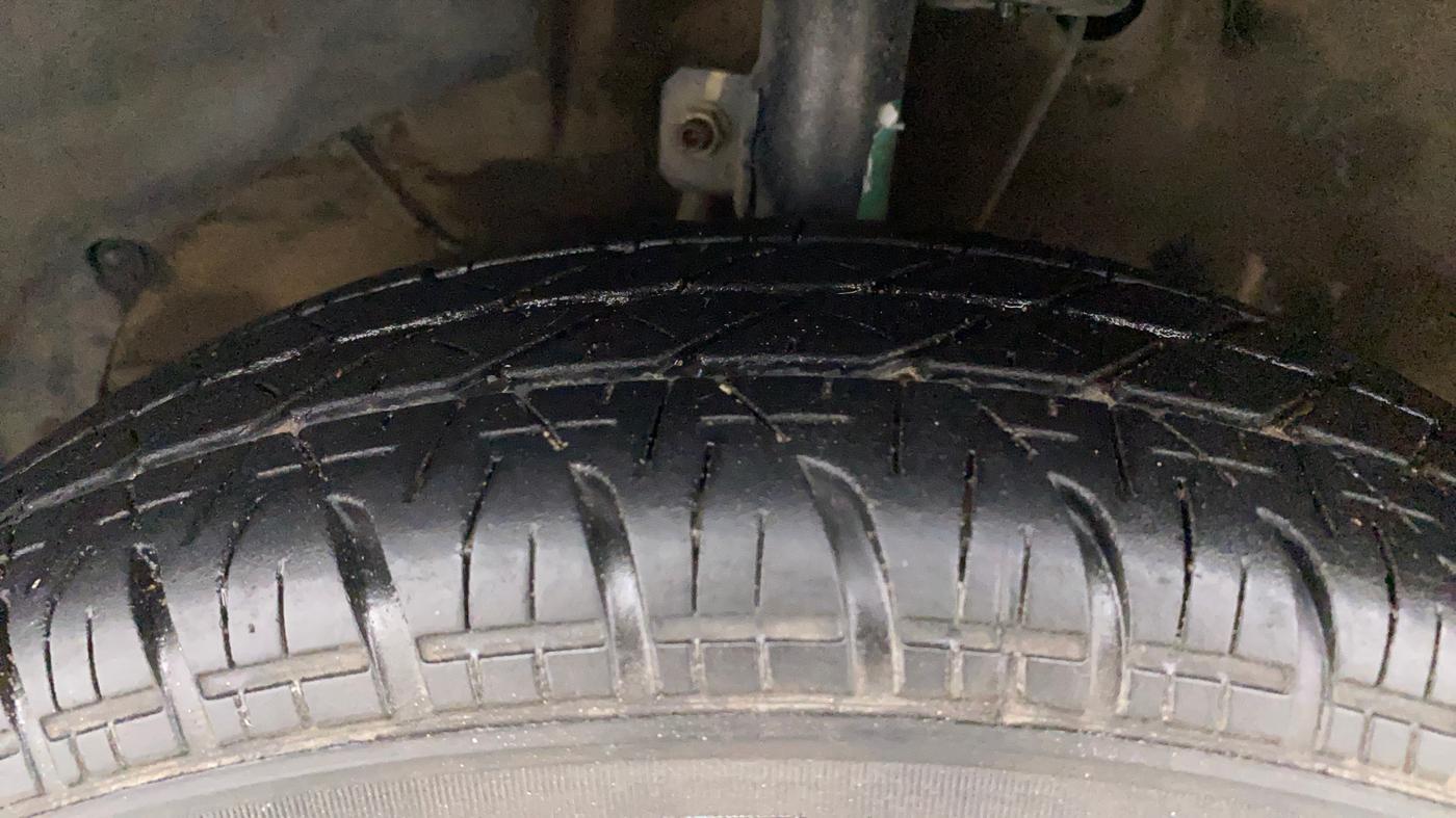 2017 Maruti Dzire VDI AMT, Diesel, Automatic, 1,10,277 km, Left Front Tyre Tread