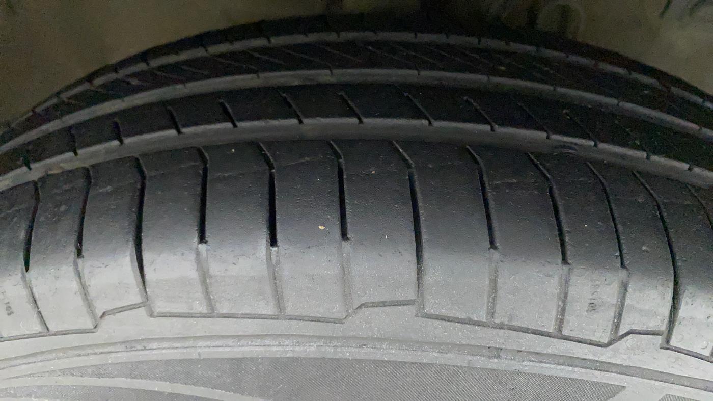2016 Maruti Swift VDI ABS, Diesel, Manual, 86,292 km, Right Front Tyre Tread