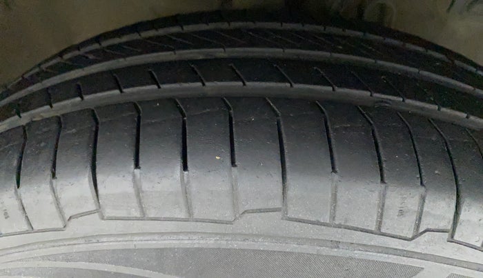 2016 Maruti Swift VDI ABS, Diesel, Manual, 86,292 km, Right Front Tyre Tread
