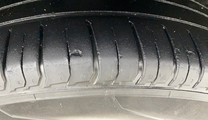 2017 Maruti S Cross ZETA 1.3, Diesel, Manual, 1,02,030 km, Right Front Tyre Tread