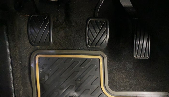 2017 Maruti S Cross ZETA 1.3, Diesel, Manual, 1,02,030 km, Pedals