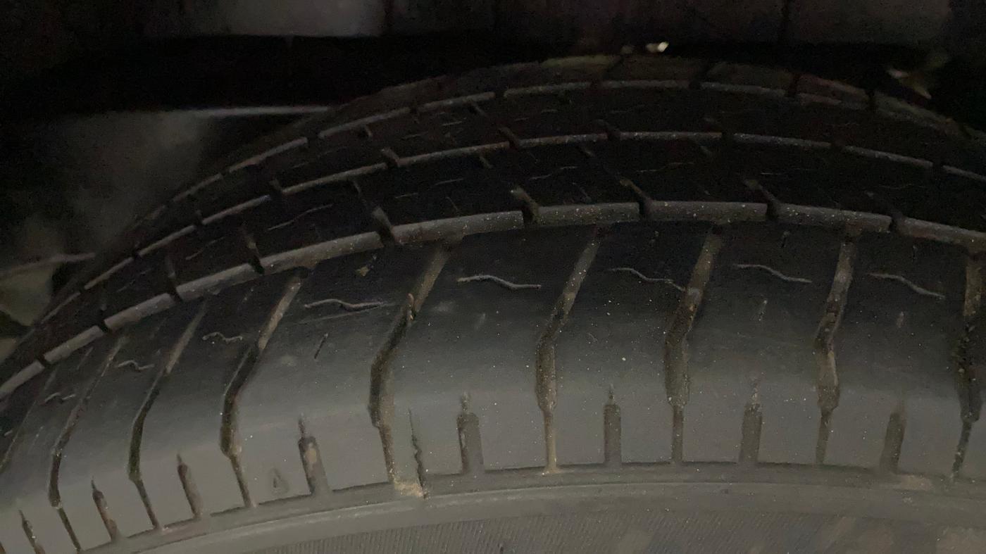 2017 Mahindra TUV300 T8, Diesel, Manual, 1,09,644 km, Left Rear Tyre Tread