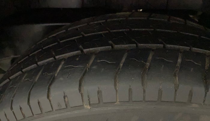 2017 Mahindra TUV300 T8, Diesel, Manual, 1,09,644 km, Left Rear Tyre Tread