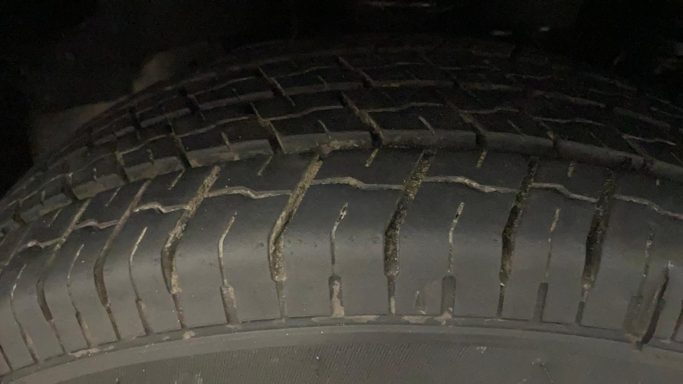 2017 Mahindra TUV300 T8, Diesel, Manual, 1,09,644 km, Right Front Tyre Tread