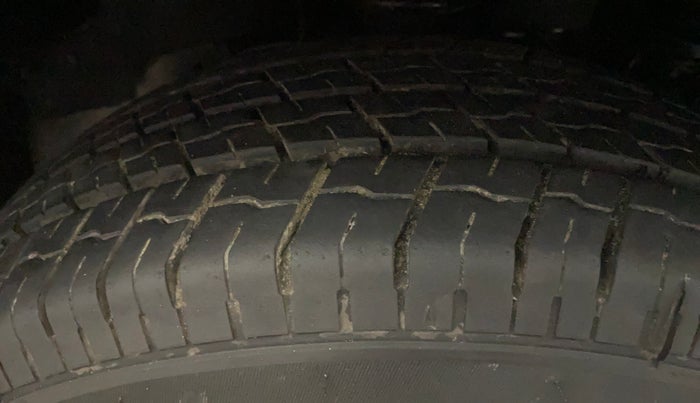 2017 Mahindra TUV300 T8, Diesel, Manual, 1,09,644 km, Right Front Tyre Tread