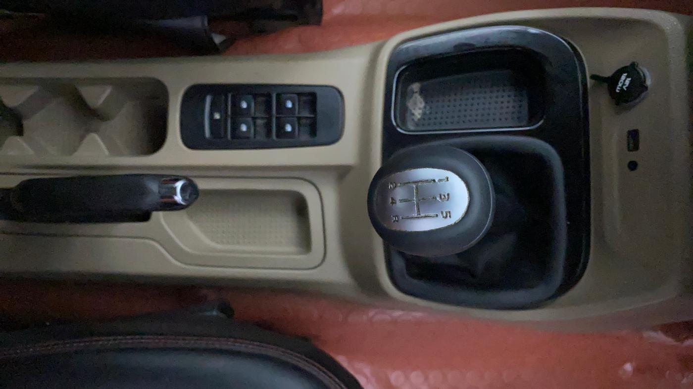 2017 Mahindra TUV300 T8, Diesel, Manual, 1,09,644 km, Gear Lever