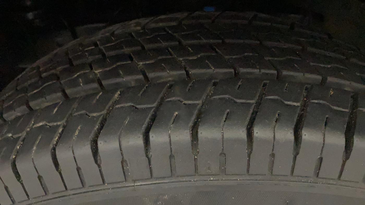 2017 Mahindra TUV300 T8, Diesel, Manual, 1,09,644 km, Left Front Tyre Tread