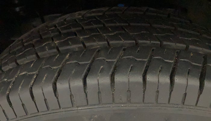 2017 Mahindra TUV300 T8, Diesel, Manual, 1,09,644 km, Left Front Tyre Tread