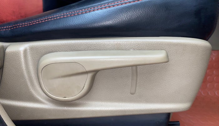 2017 Mahindra TUV300 T8, Diesel, Manual, 1,09,644 km, Driver Side Adjustment Panel