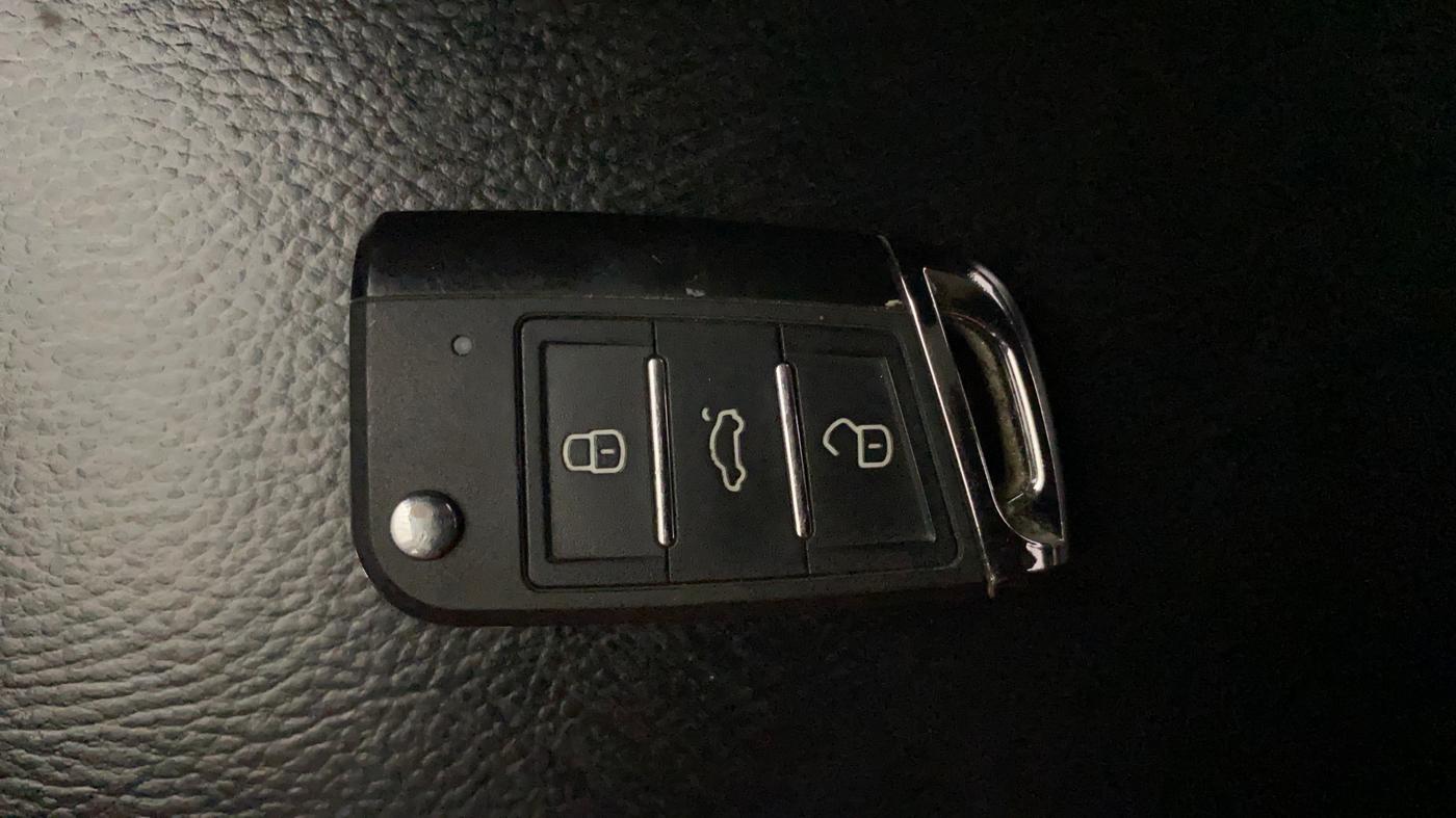 2017 Mahindra TUV300 T8, Diesel, Manual, 1,09,644 km, Key Close Up