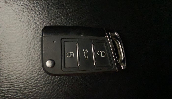 2017 Mahindra TUV300 T8, Diesel, Manual, 1,09,644 km, Key Close Up