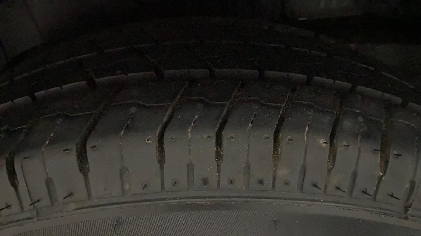 2017 Mahindra TUV300 T8, Diesel, Manual, 1,09,644 km, Right Rear Tyre Tread