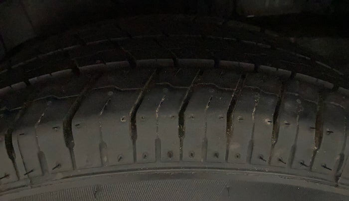 2017 Mahindra TUV300 T8, Diesel, Manual, 1,09,644 km, Right Rear Tyre Tread