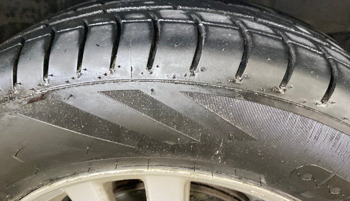 2014 Honda Brio VX AT, Petrol, Automatic, 81,589 km, Right Front Tyre Tread