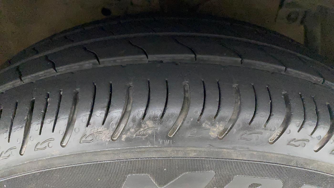 2017 Maruti Swift ZXI, Petrol, Manual, 81,355 km, Right Front Tyre Tread