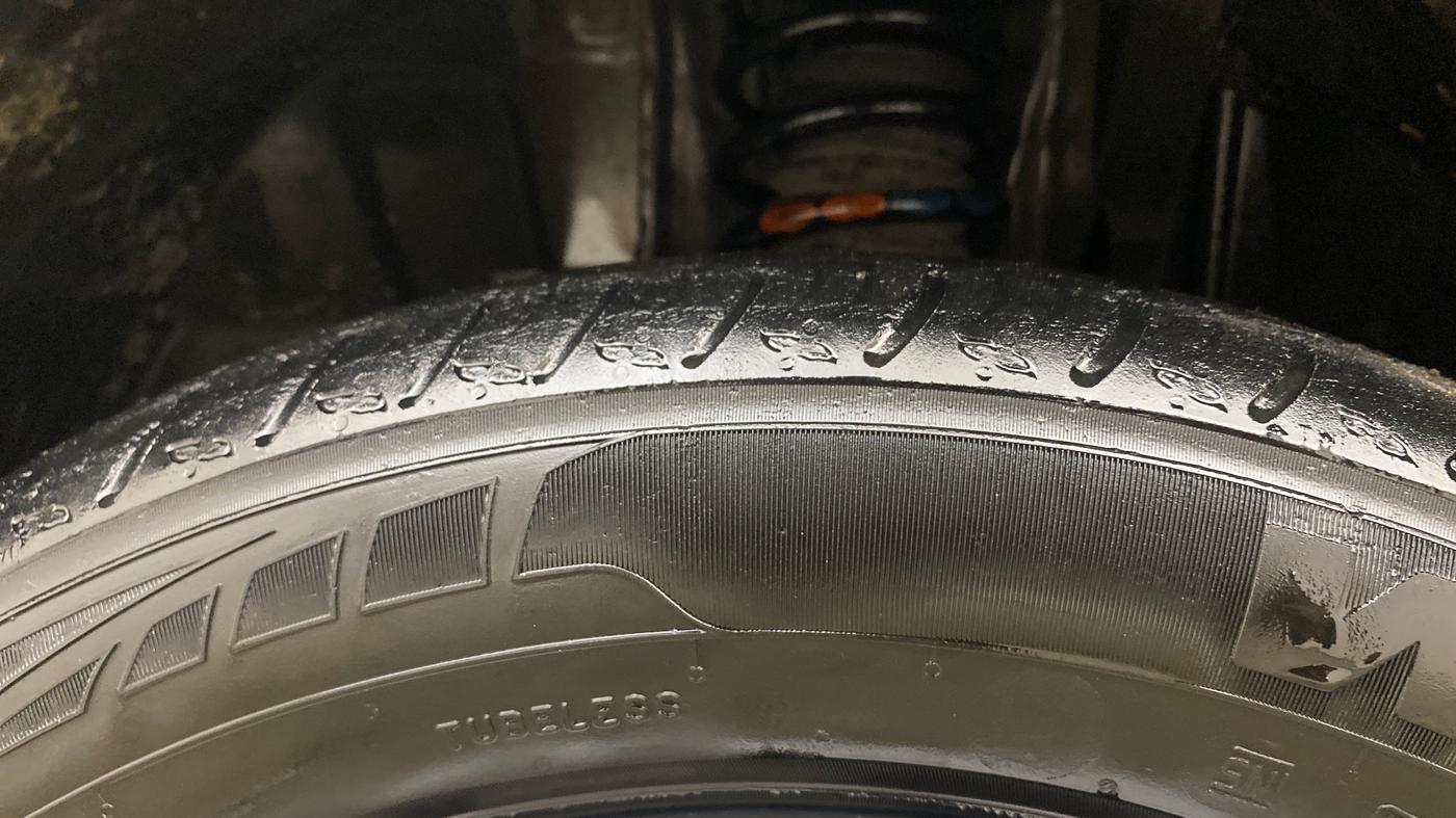 2021 Nissan MAGNITE XL TURBO, Petrol, Manual, 95,385 km, Left Front Tyre Tread
