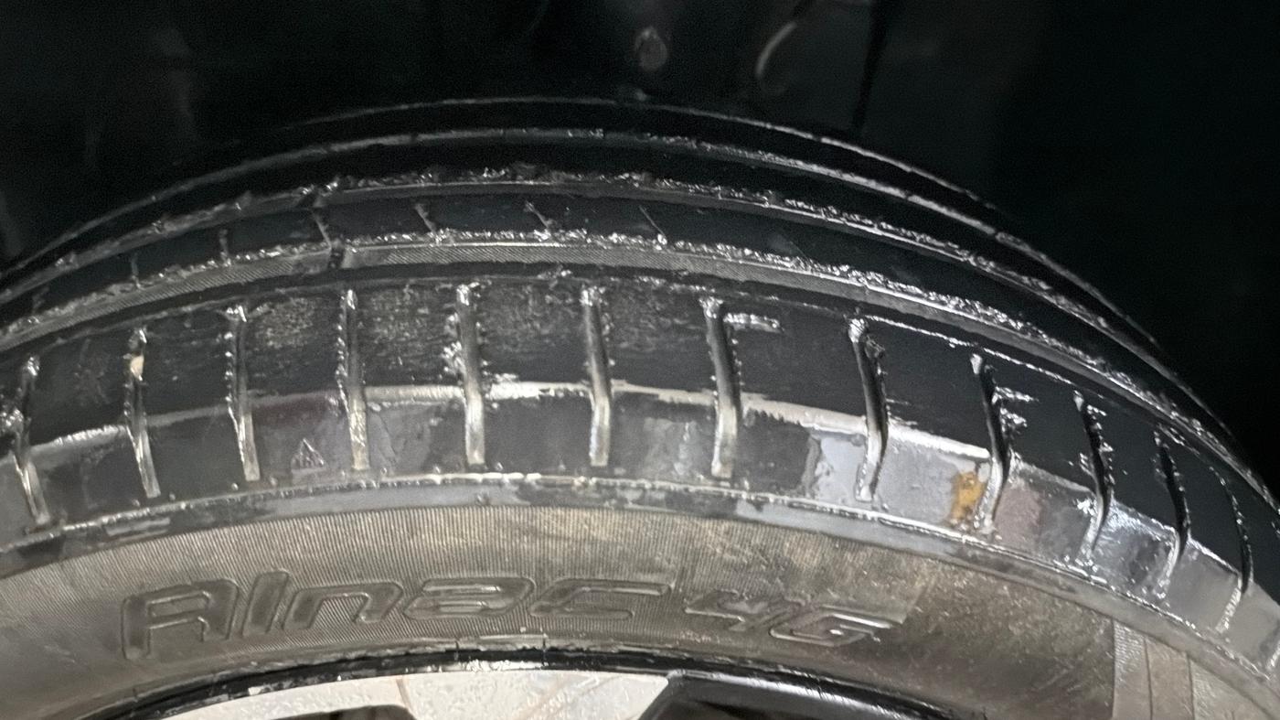 2022 Tata PUNCH ACCOMPLISHED AMT, Petrol, Automatic, 61,170 km, Left Front Tyre Tread