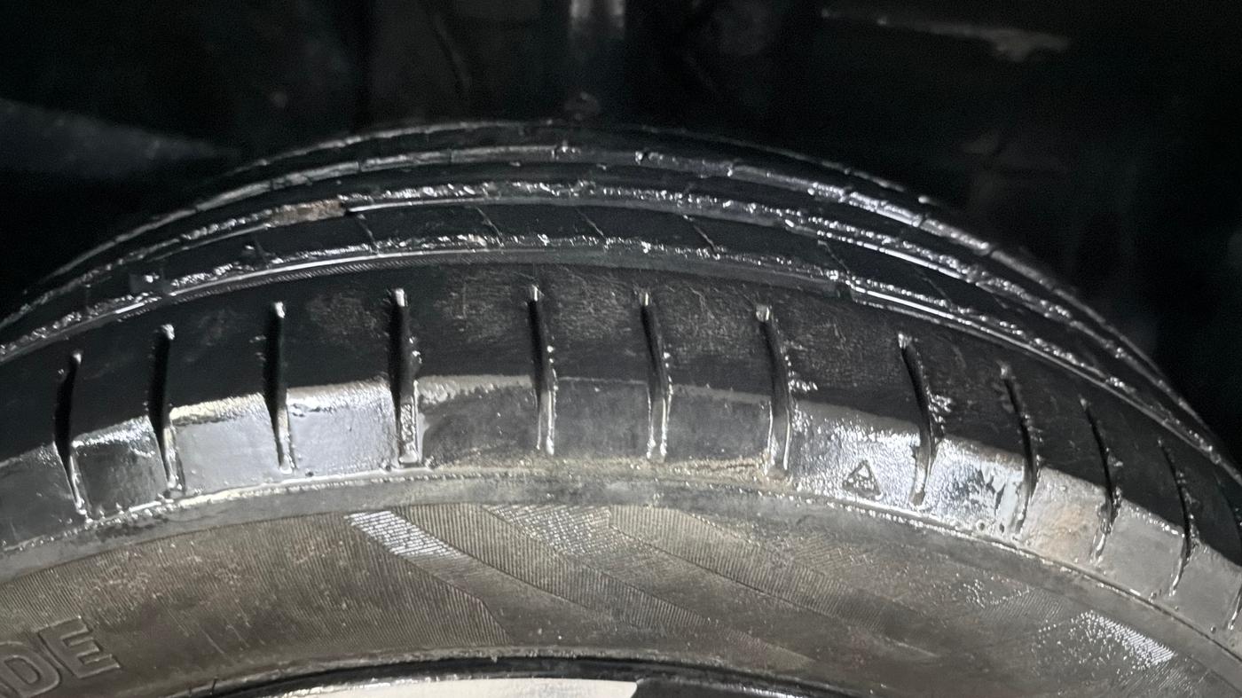 2022 Tata PUNCH ACCOMPLISHED AMT, Petrol, Automatic, 61,170 km, Right Front Tyre Tread