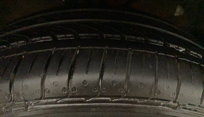 2018 Maruti Dzire ZDI PLUS, Diesel, Manual, 68,244 km, Right Front Tyre Tread
