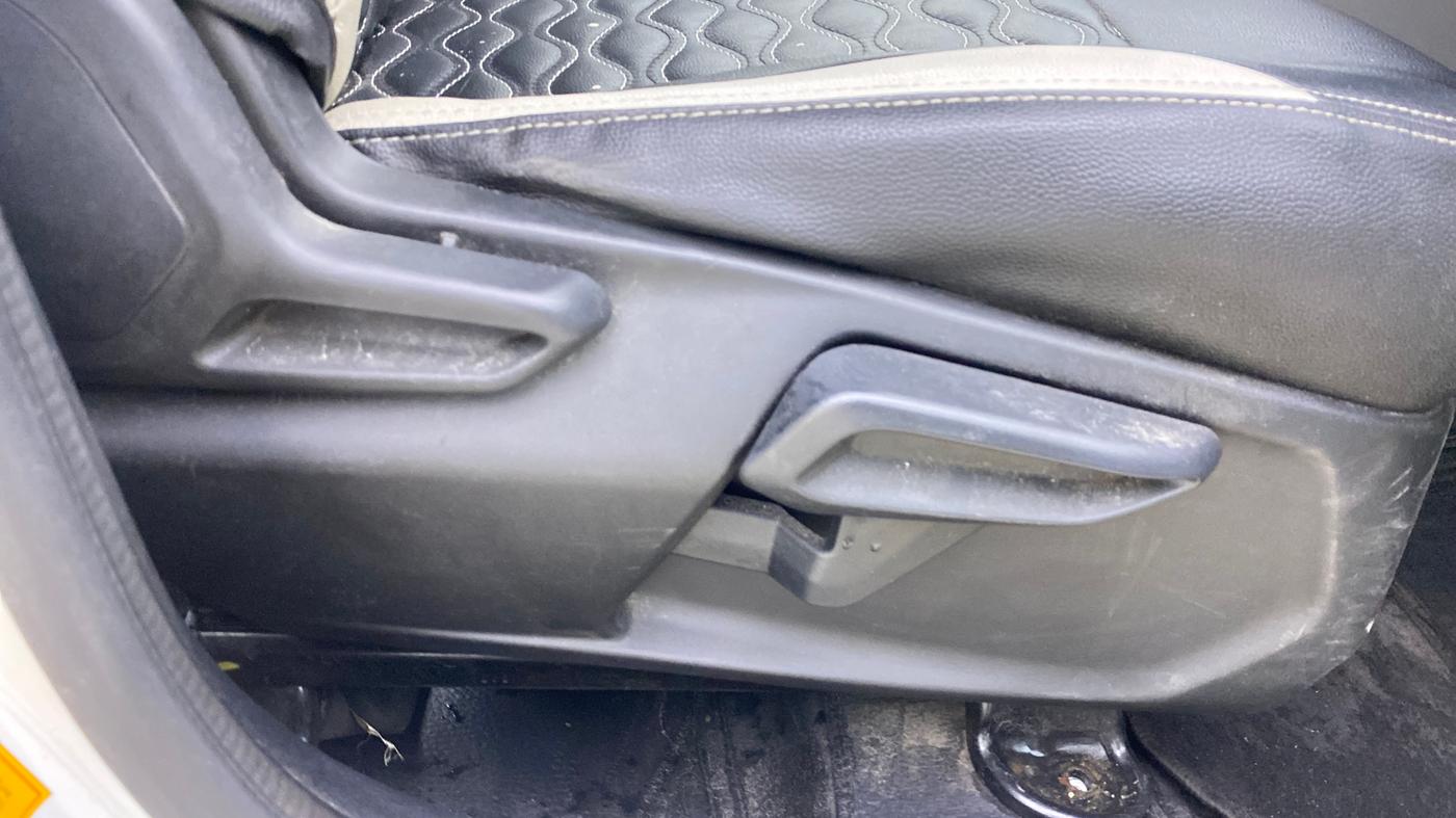 2023 Tata Tiago XT CNG, CNG, Manual, 31,900 km, Driver Side Adjustment Panel