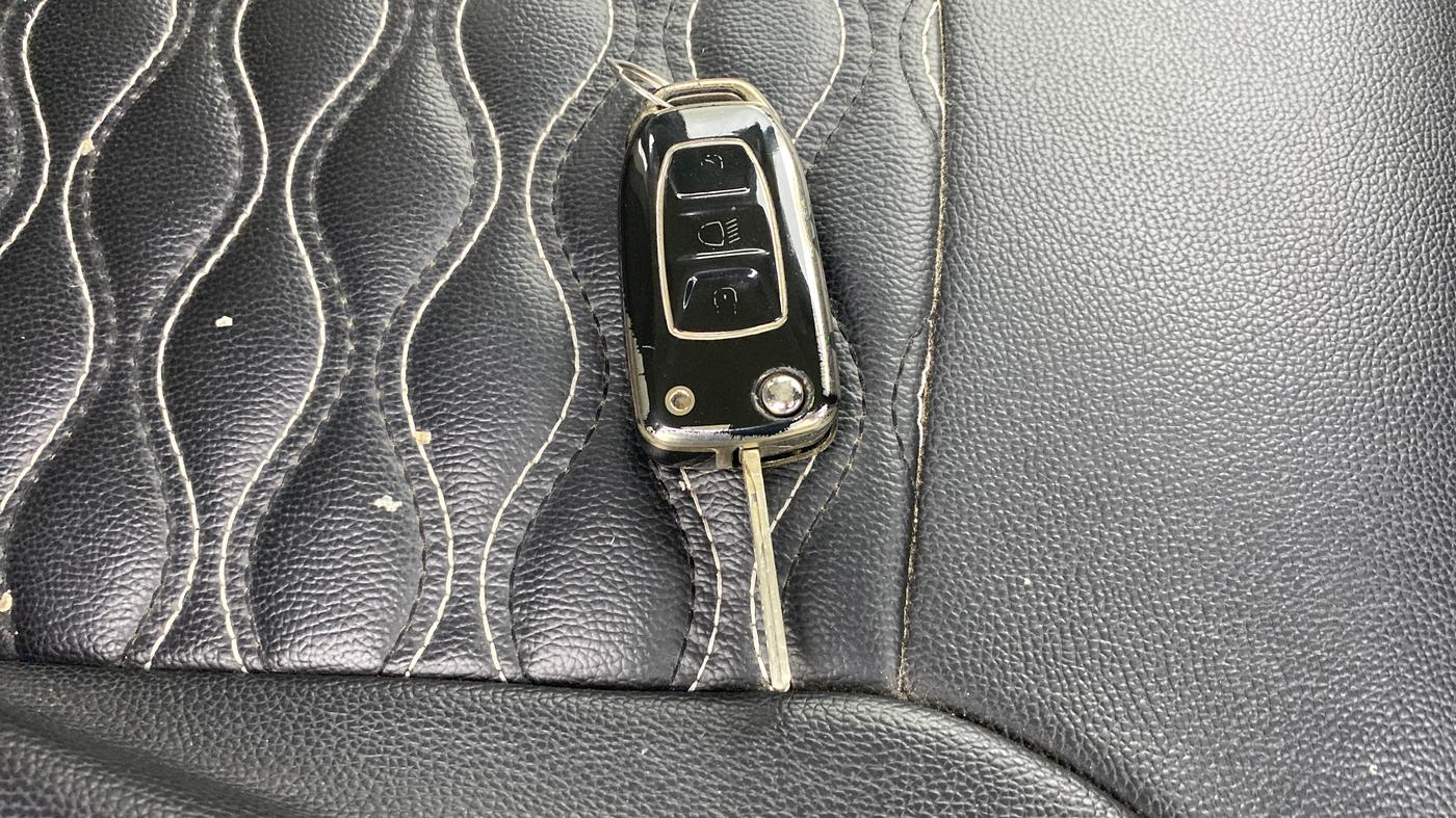 2023 Tata Tiago XT CNG, CNG, Manual, 31,900 km, Key Close Up