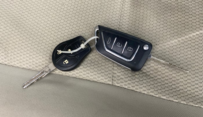 2013 Renault Scala RXE PETROL, Petrol, Manual, 87,769 km, Key Close Up