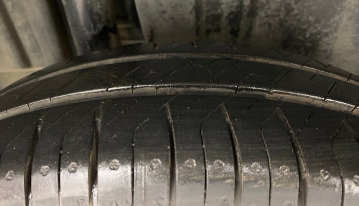 2011 Maruti Swift VXI, Petrol, Manual, 48,058 km, Right Rear Tyre Tread