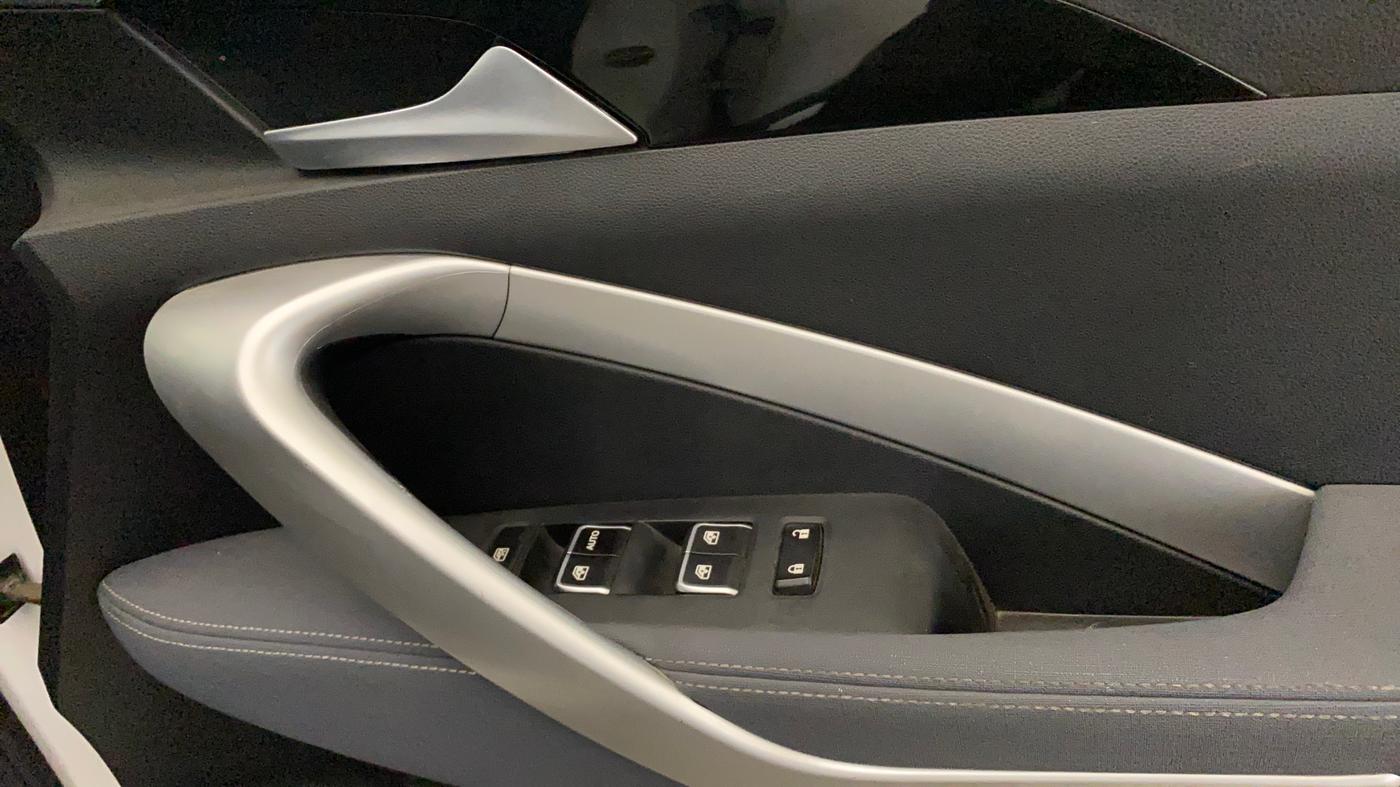 2022 MG HECTOR SHINE 1.5 PETROL TURBO CVT, Petrol, Automatic, 36,095 km, Driver Side Door Panels Control