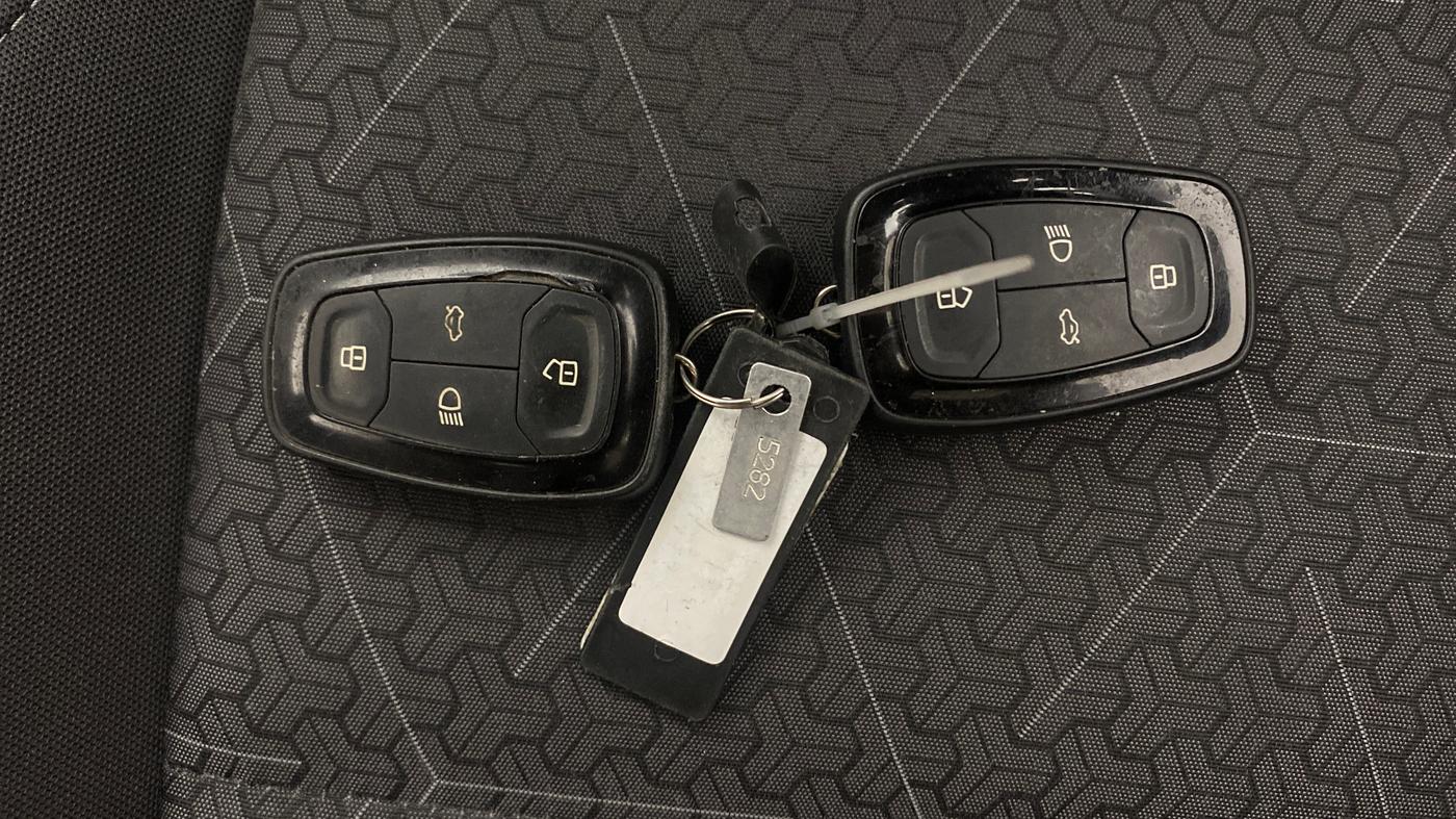 2023 Tata PUNCH CREATIVE AMT 1.2 RTN DUAL TONE, Petrol, Automatic, 61,712 km, Key Close Up