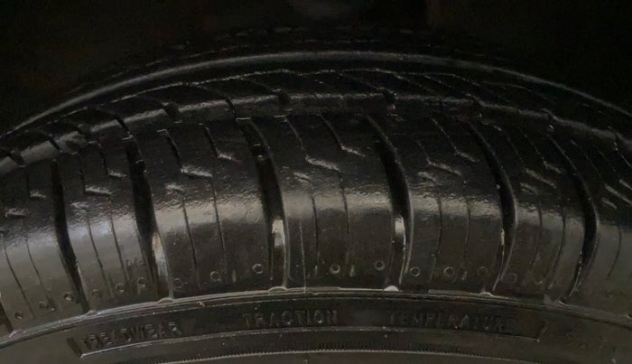 2014 Maruti Alto 800 LXI, Petrol, Manual, 31,792 km, Left Front Tyre Tread