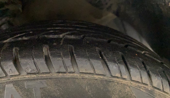 2018 Hyundai Grand i10 MAGNA 1.2 KAPPA VTVT, CNG, Manual, 94,898 km, Right Front Tyre Tread