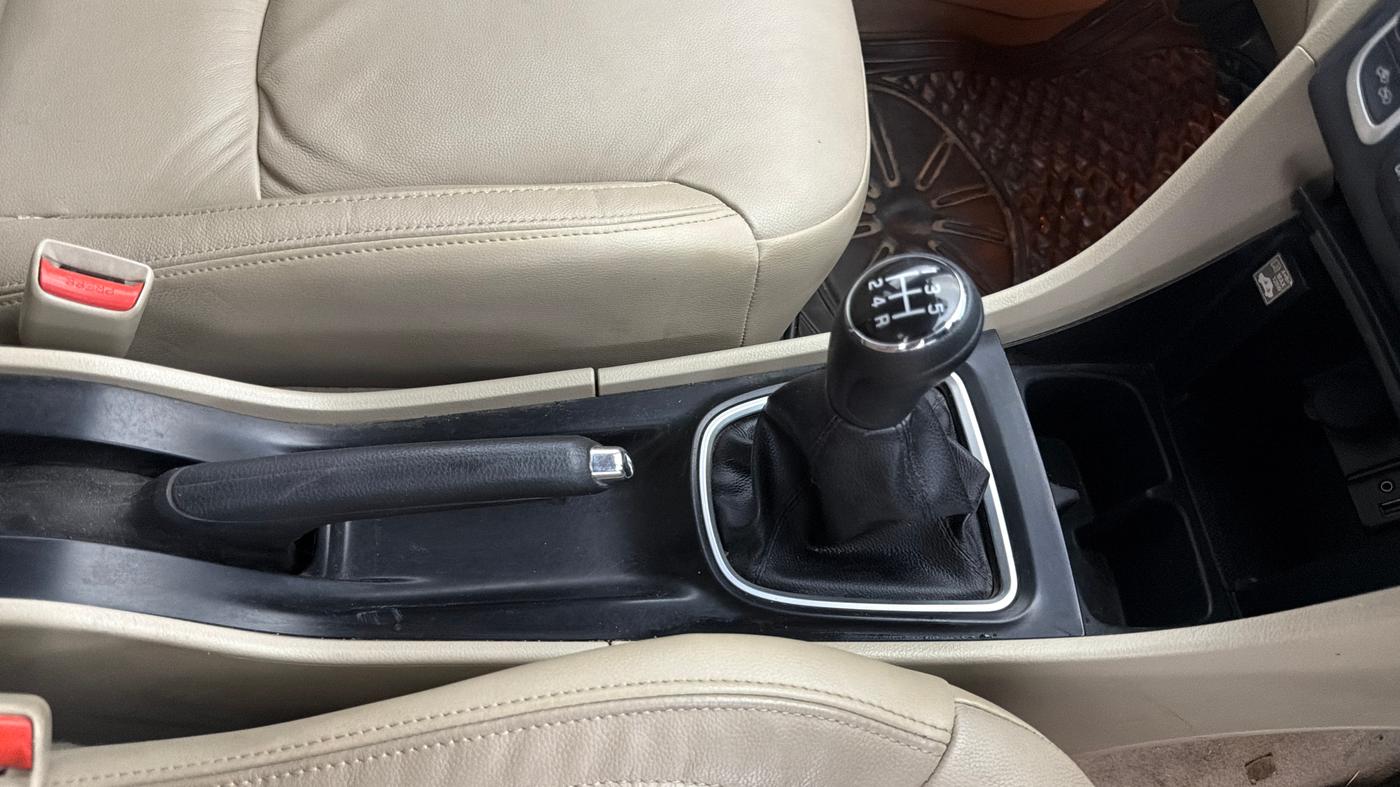 2015 Maruti Ciaz ZXI+, Petrol, Manual, 49,798 km, Gear Lever