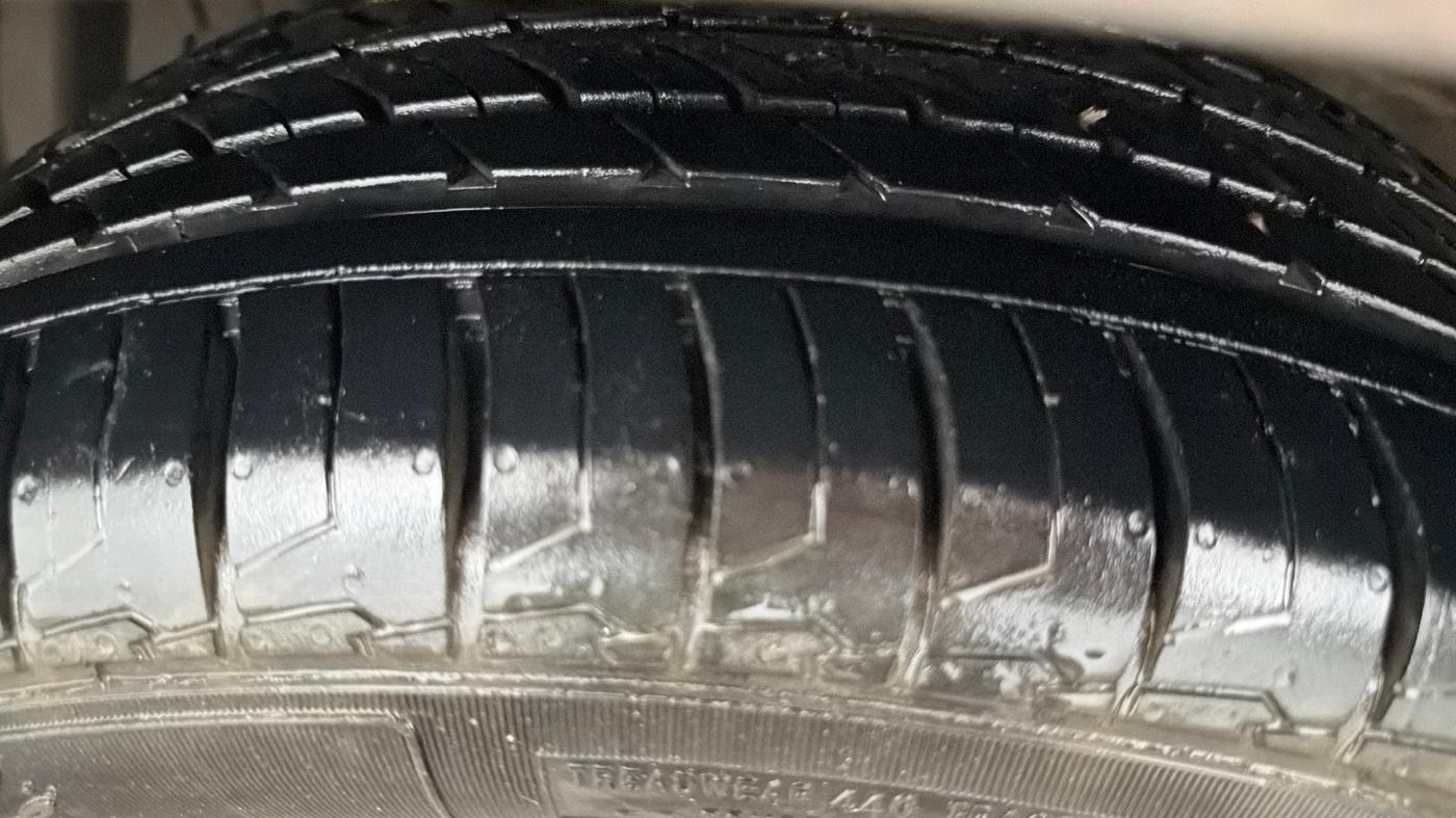 2015 Maruti Ciaz ZXI+, Petrol, Manual, 49,798 km, Left Front Tyre Tread