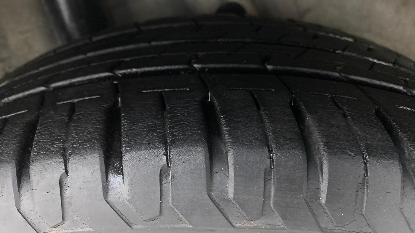 2017 Hyundai Verna 1.6 SX VTVT, Petrol, Manual, 14,161 km, Right Rear Tyre Tread