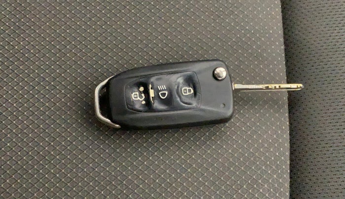 2016 Tata Tiago XM PETROL, Petrol, Manual, 1,07,366 km, Key Close Up