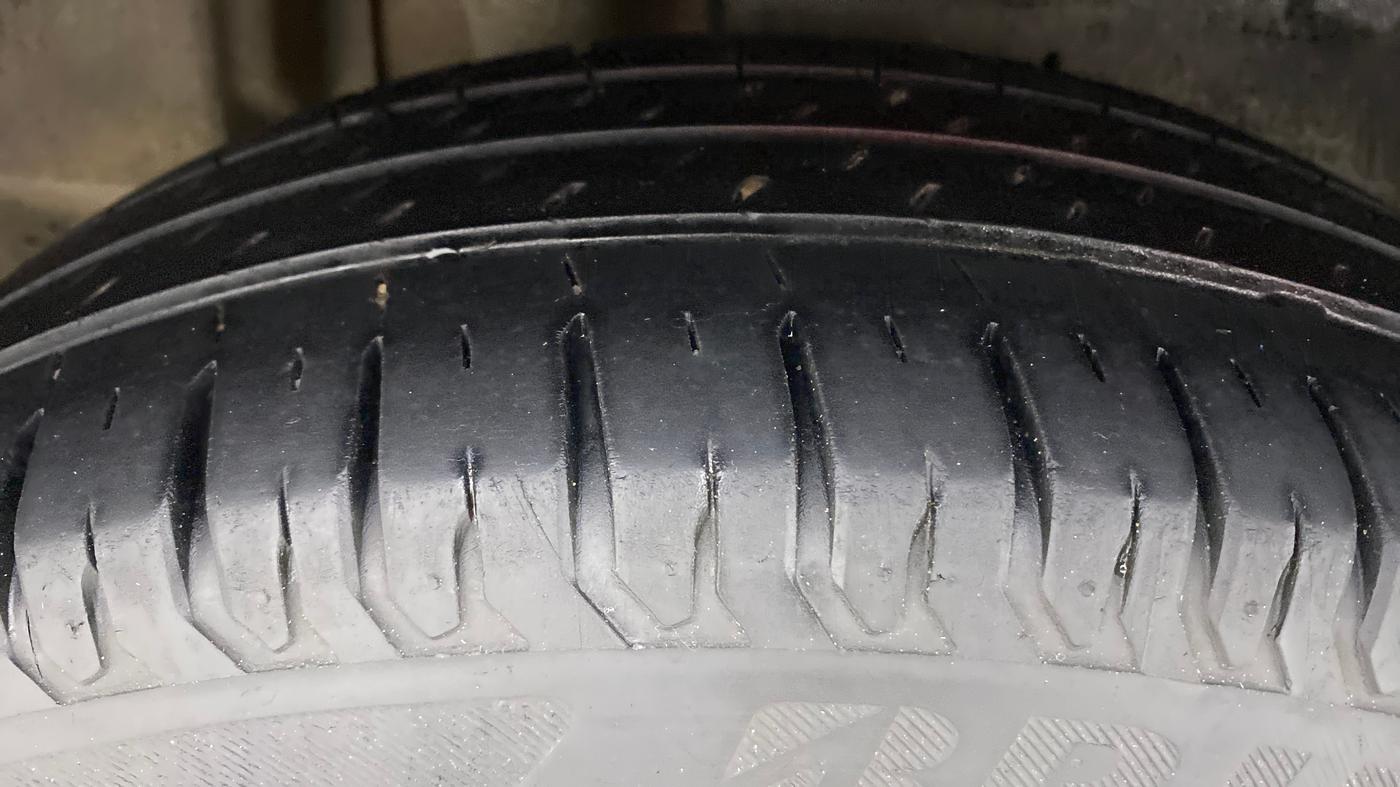 2017 Maruti Dzire ZXI Plus AMT, Petrol, Automatic, 76,239 km, Right Rear Tyre Tread