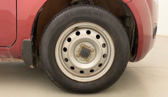 2011 Maruti Ritz LXI, Petrol, Manual, 33,945 km, Right Front Wheel