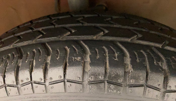 2011 Maruti Ritz LXI, Petrol, Manual, 33,945 km, Right Front Tyre Tread